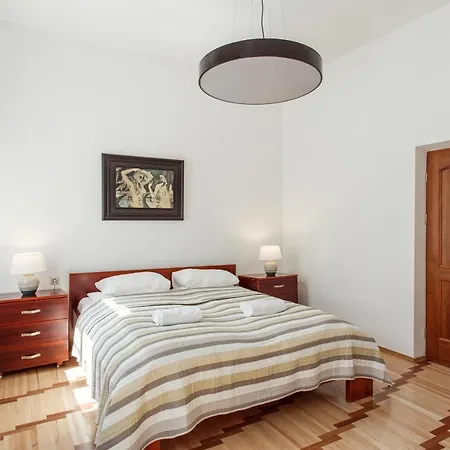 5 Bedroom Duplex In Old Town *