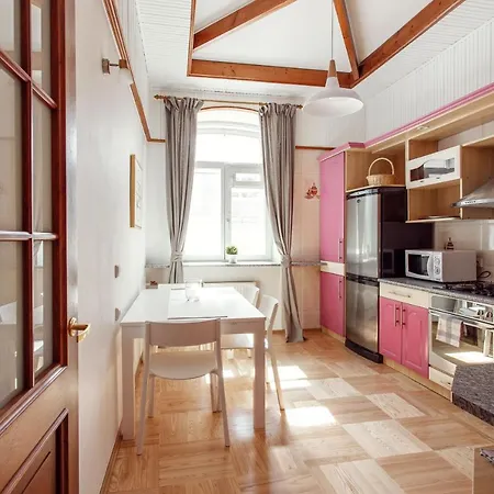 5 Bedroom Duplex In Old Town *