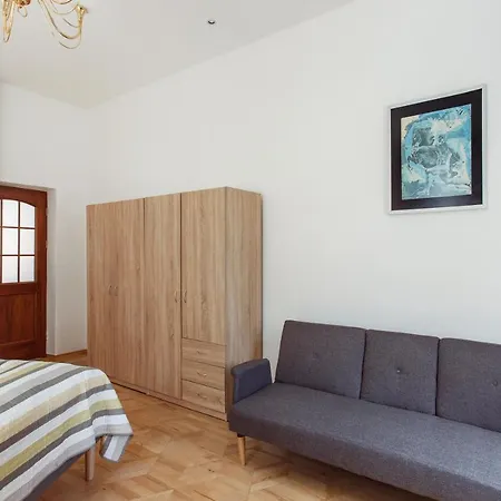 5 Bedroom Duplex In Old Town *