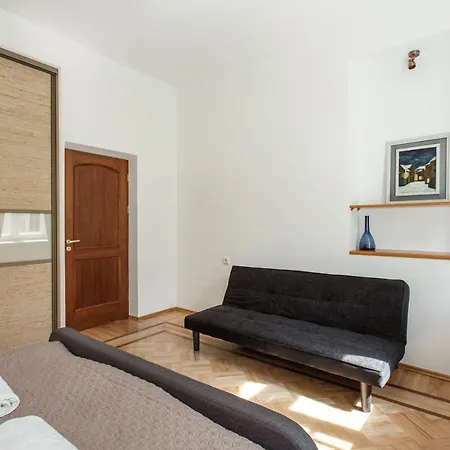 5 Bedroom Duplex In Old Town *