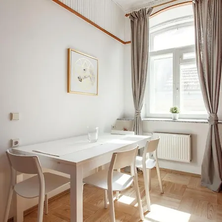 5 Bedroom Duplex In Old Town *